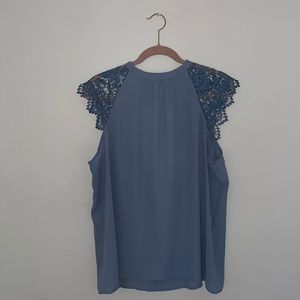 Top w/ lace sleeves